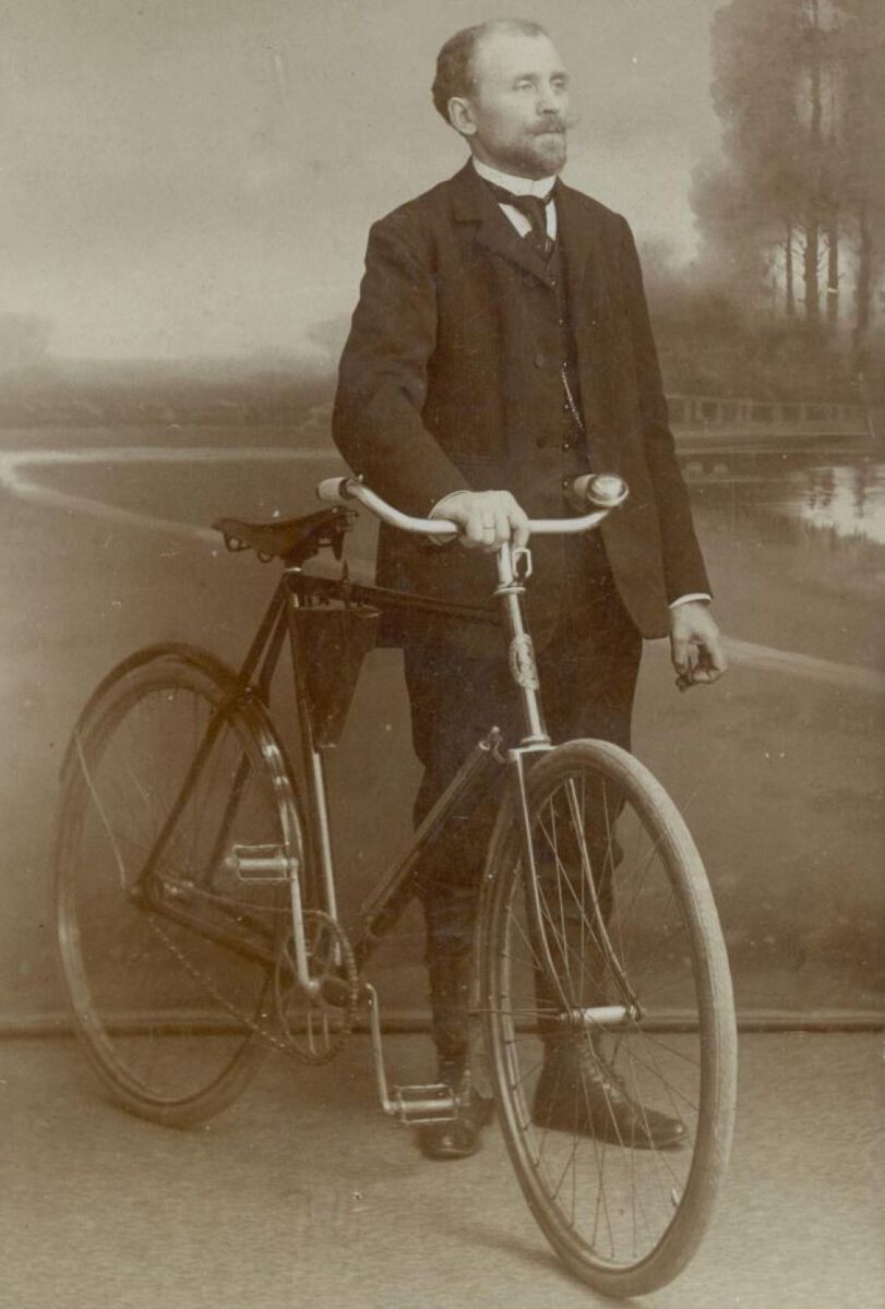 Onbekende man met fiets, rond 1885
